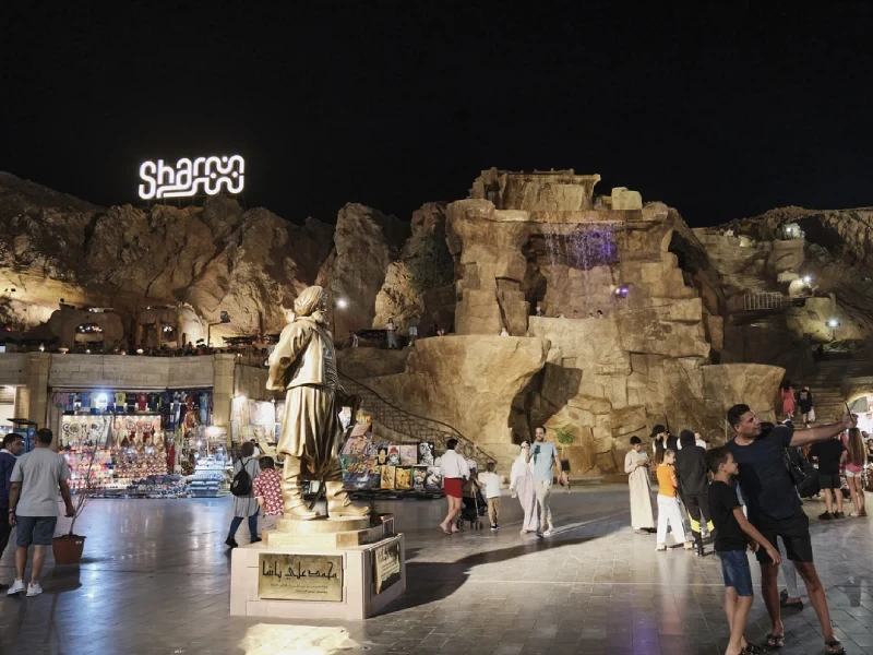 Place animée et illuminée le soir à Charm el-Cheikh, avec boutiques et promeneurs