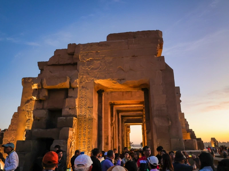 Entrée du temple de Kom Ombo au coucher du soleil, près d'Assouan