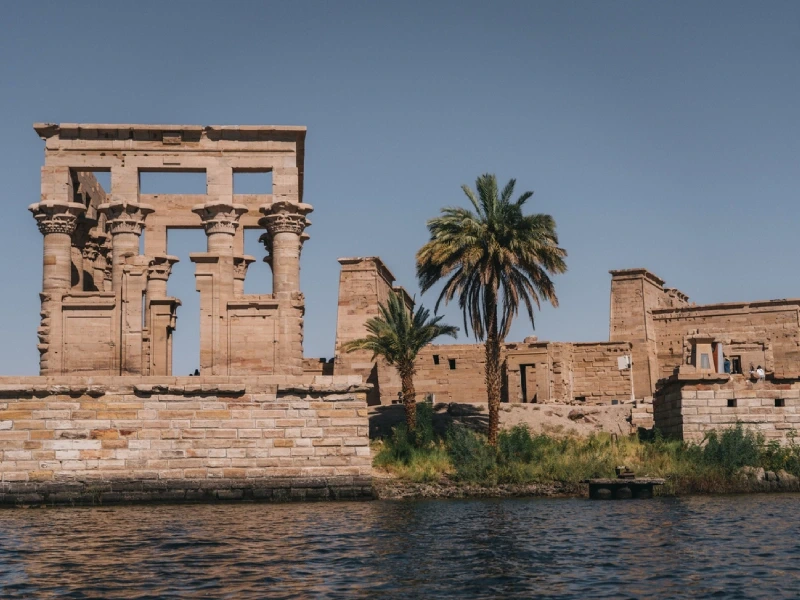Kiosque de Trajan du temple de Philae vu depuis le Nil à Assouan