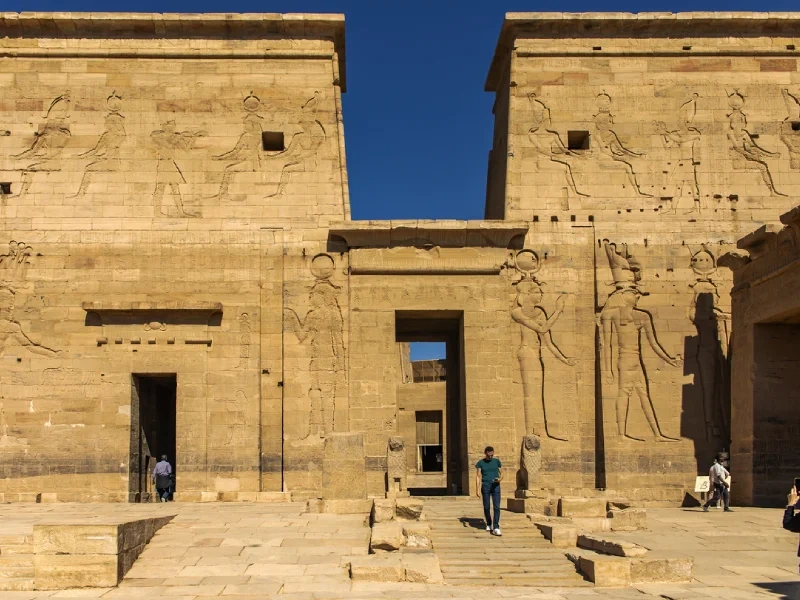 Pylône sculpté et entrée d'un temple pharaonique près d'Assouan