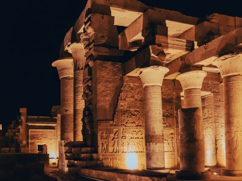 Colonnes du temple de Kom Ombo illuminées la nuit, près d'Assouan