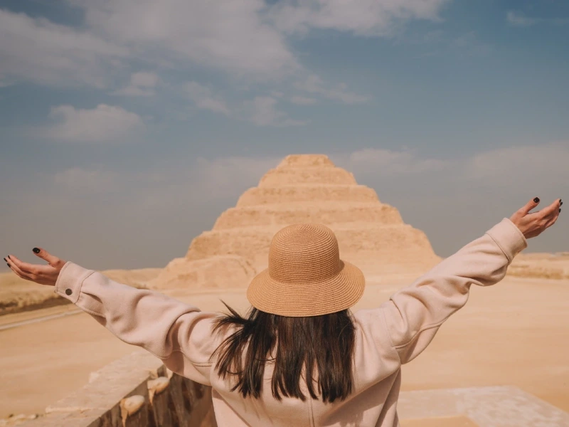 Voyageuse au chapeau de paille face à la pyramide à degrés de Saqqarah