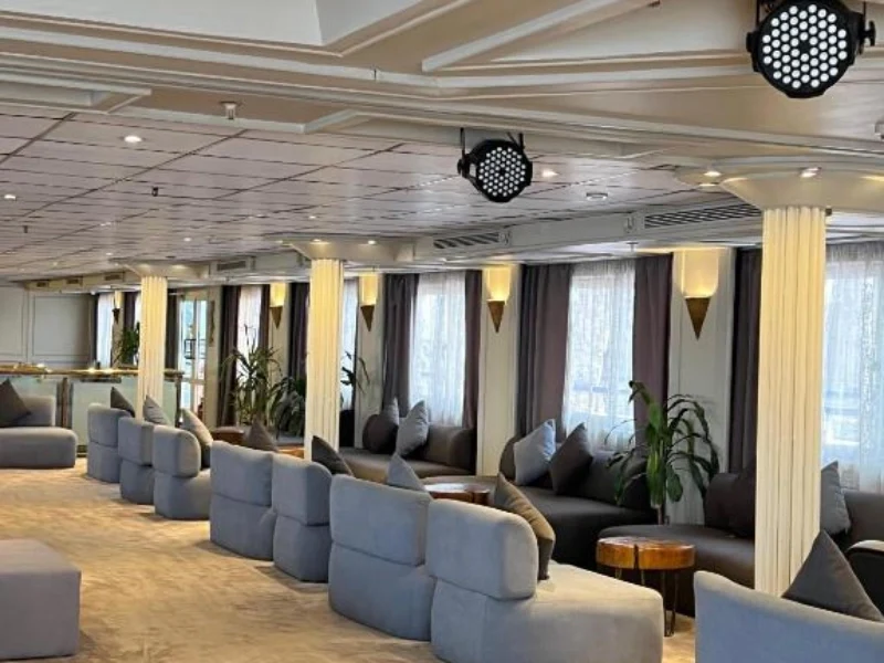 Elegante area reception della motonave M.S. Coral II