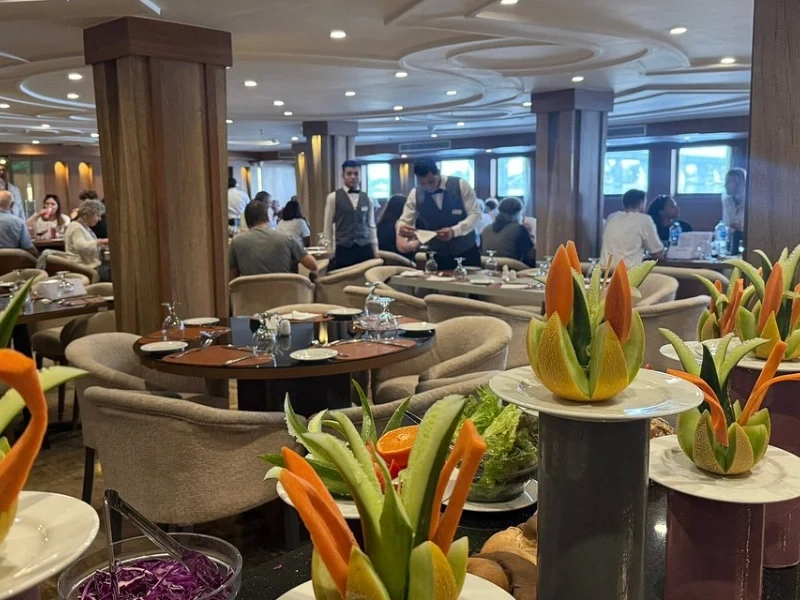 Una foto all'interno del ristorante della motonave M.S. Stephanie
