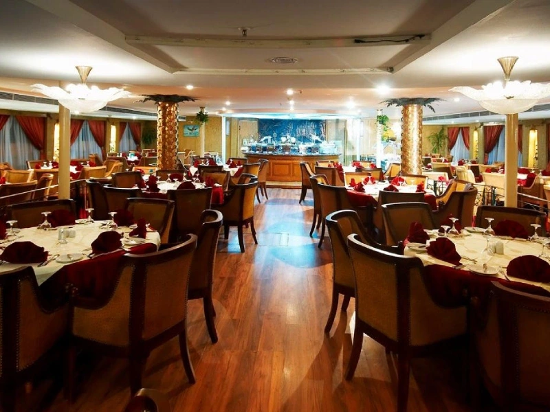Ricco buffet internazionale nel ristorante della motonave M.S. Nile Carnival con decorazioni culinarie e piatti tipici.