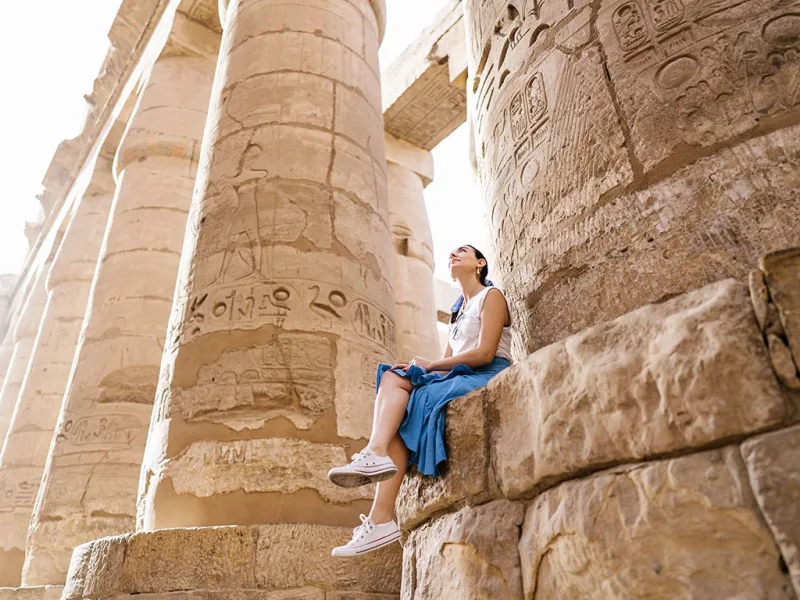 Viajera explorando el Templo de Karnak en Luxor, Egipto durante el paquete de fin de año.