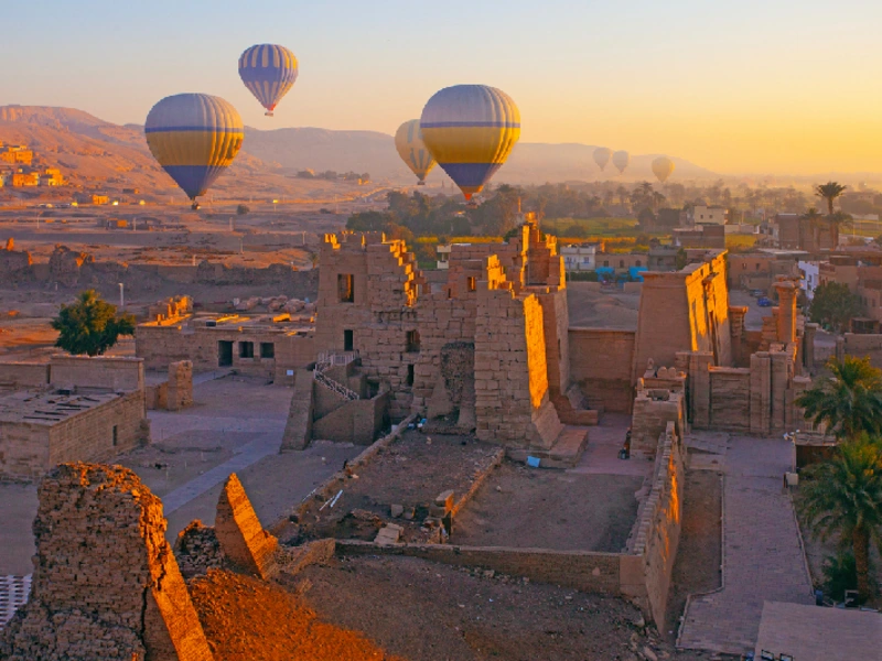 Globos aerostñaticos al amenecer sobre los Templos d Luxor en Egipto durante el viaje de fin de año.
