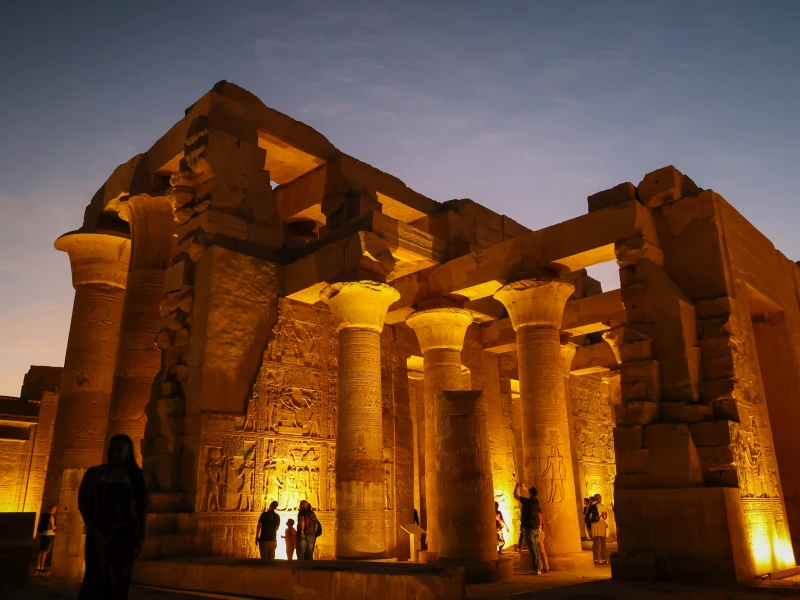 El Templo de Kom Ombo a lo largo del río Nilo iluminado al atardecer
