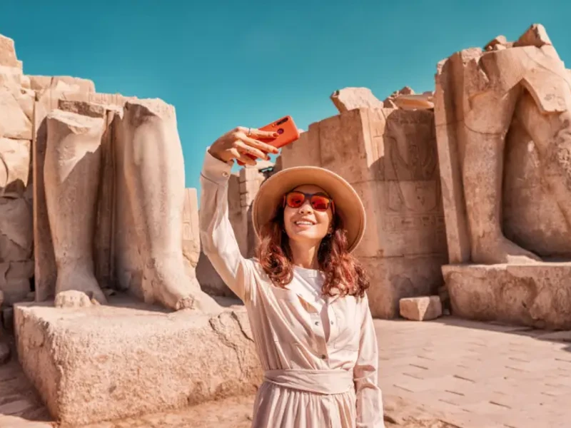 Donna nel Tempio di Luxor