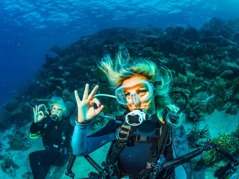 Turisti praticano immersioni