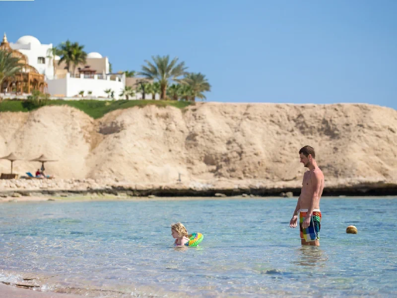padre e sua  figlia al mare di sharm
