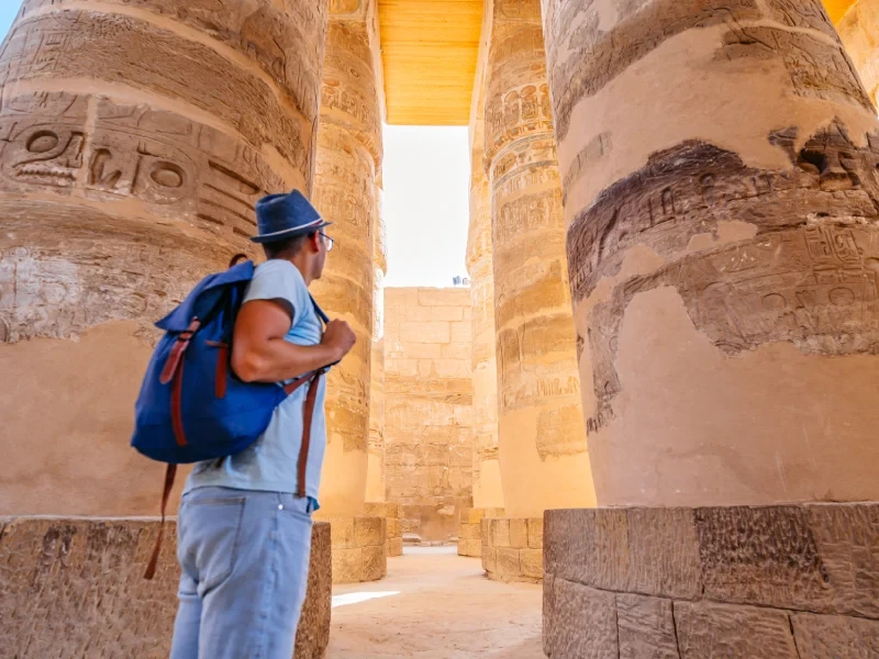 Uomo nel Tempio di Karnak