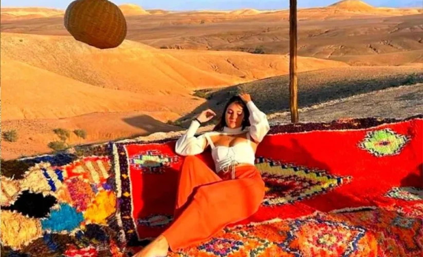 una turista nel deserto agafay , viaggio marrakech