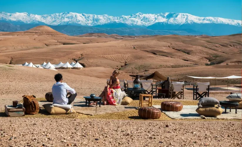 una turista nel deserto agafay , viaggio marrakech