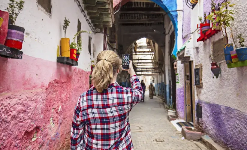 una turista a chefchaouen , tour marocco 10 giorni 