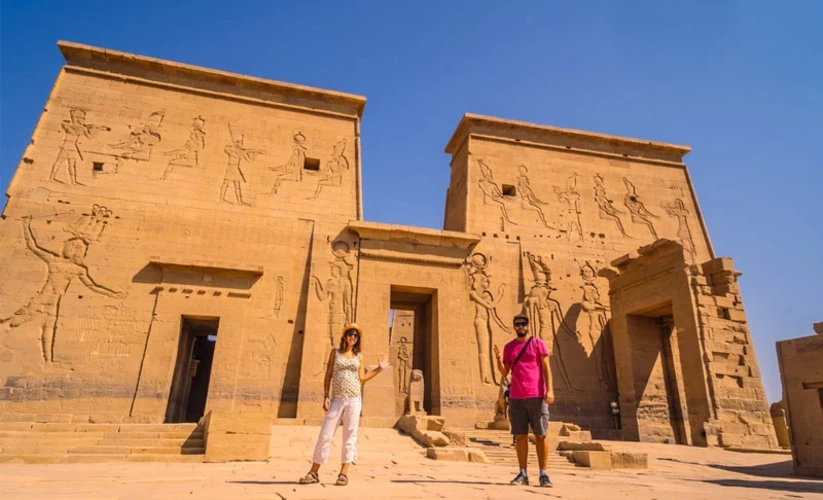 una coppia al tempio di fila, viaggio in egitto organizzato