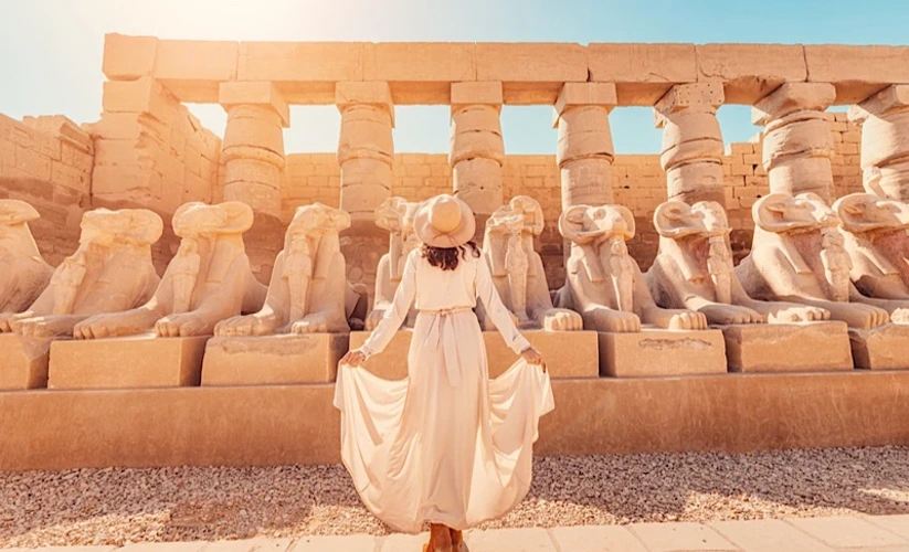una donna visita il karnak, viaggio in egitto organizzato