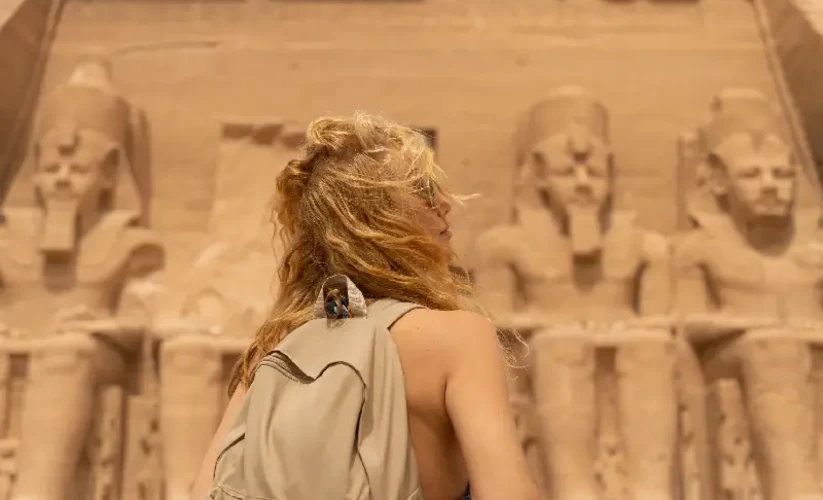 una donna visita abu simbel, viaggio in egitto organizzato