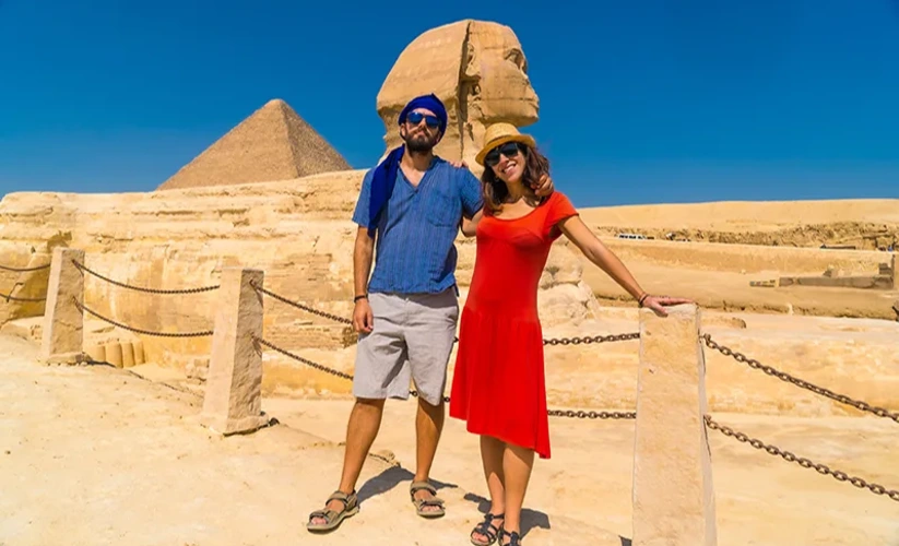 una coppia davanti alla sfinge, tour cairo e sharm