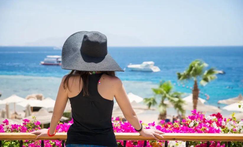 una donna a sharm durante il tour cairo e sharm