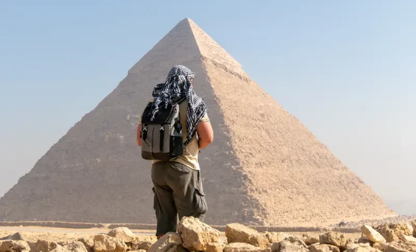 un uomo davanti alle piramidi di giza, tour cairo e sharm