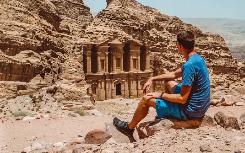 un uomo a petra, cosa vedere in giordania