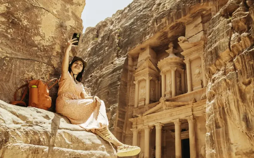 una bella ragazza davanti petra, giordania cosa vedere.