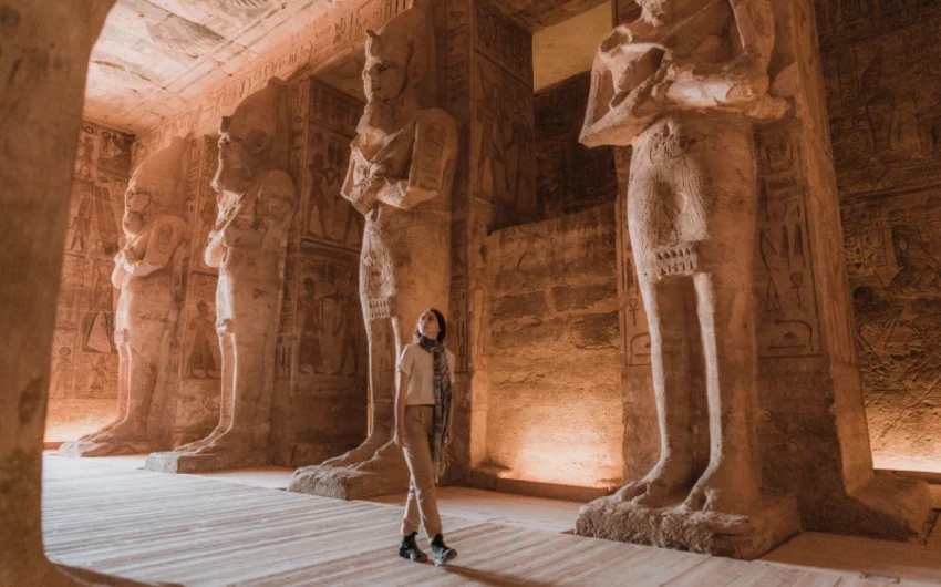 una ragazza affascinata dalle antichità egiziane, antico egitto