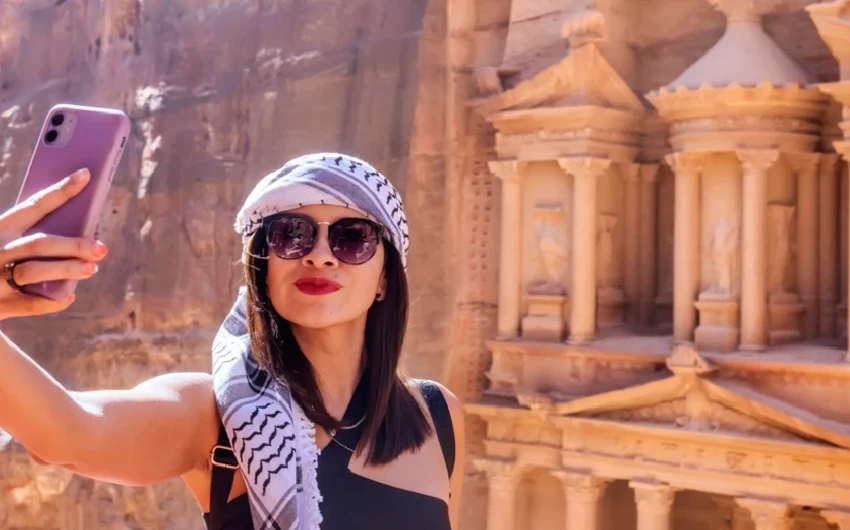 turista scatta un selfie davanti ai paesaggi della giordania, quanto costa un viaggio in giordania