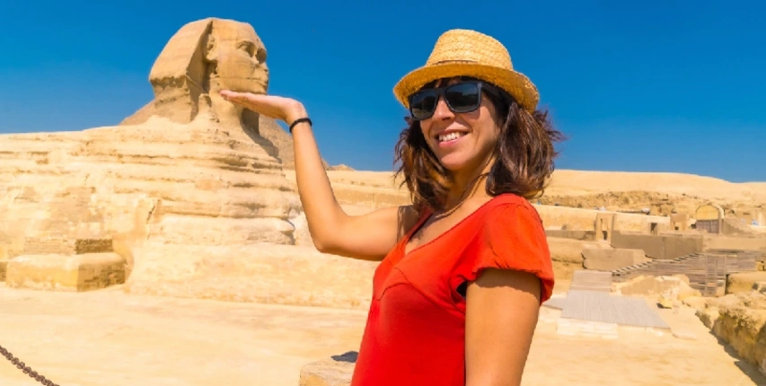 Touristen und Sphinx