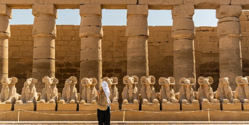 Besucherin vor der Widdersphinx-Allee im Karnak-Tempel in Luxor
