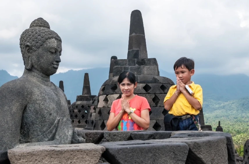 Due Bambini nel Tempio di Borobudur 