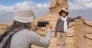 Kind wird vor der Großen Sphinx von Gizeh fotografiert