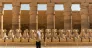 Besucherin vor der Widdersphinx-Allee im Karnak-Tempel in Luxor