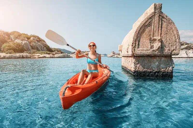 una donna in una barca ad Antalya , spiagge in Turchia 