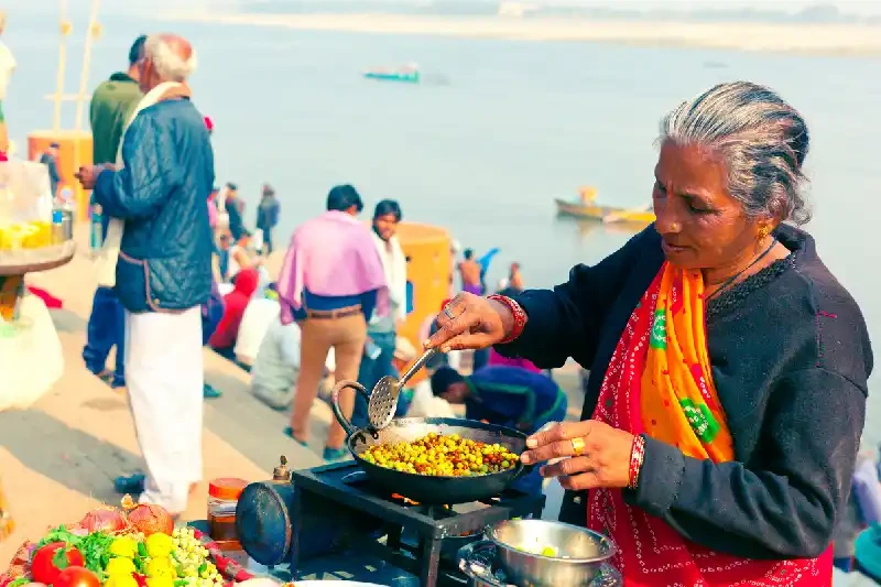 una donna cucina per la strada in india , cucina indiana 