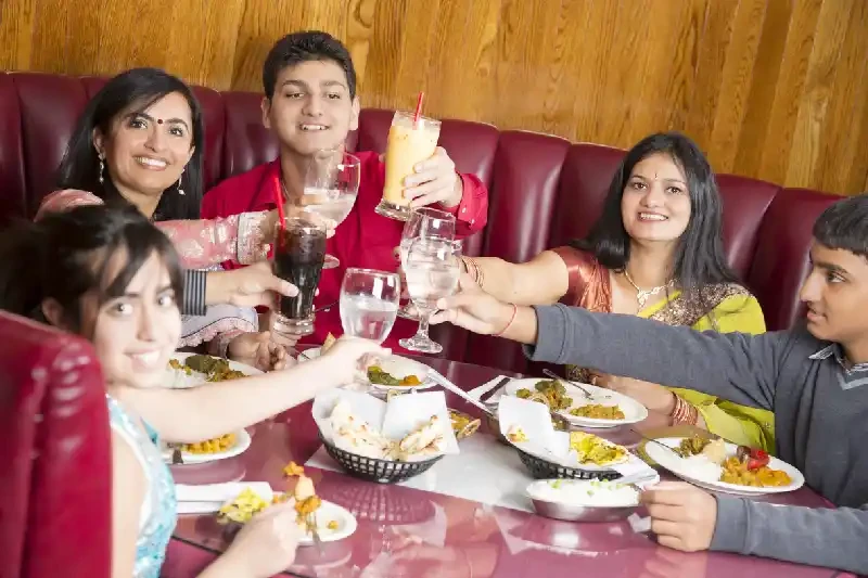 una famiglia a in un ristorante indiano , cucina indiana 