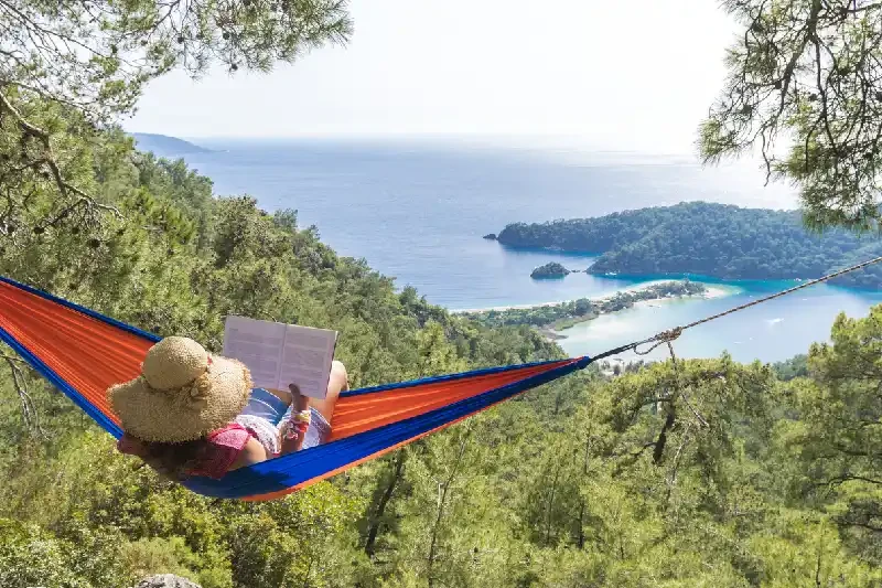 una donna si rilassa sulla spiaggia di Fethiye Turchia , spiagge in Turchia 