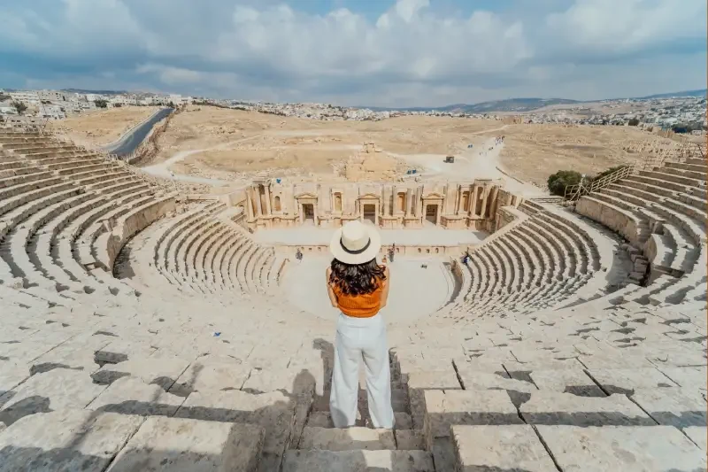 una turista al teatro romano , amman giordania