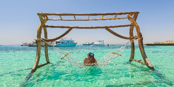 Una donna sulla riva del Mar Rosso, cose da vedere in Egitto