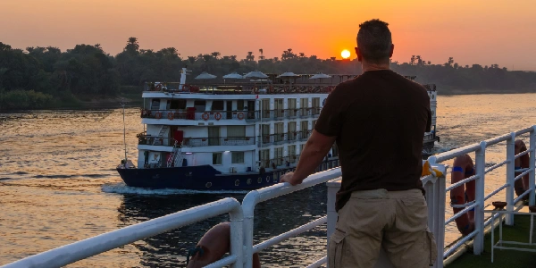 Un turistico su una crociera sul Nilo, cose da vedere in Egitto