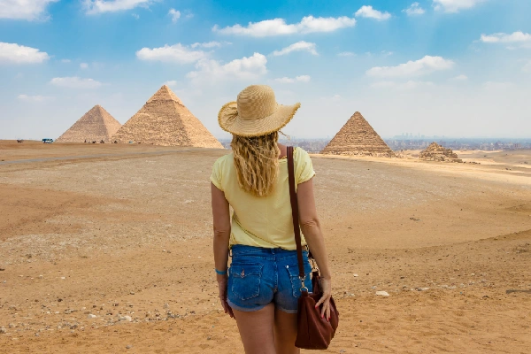 Una donna davanti le piramidi di Giza, come vistirsi in egitto