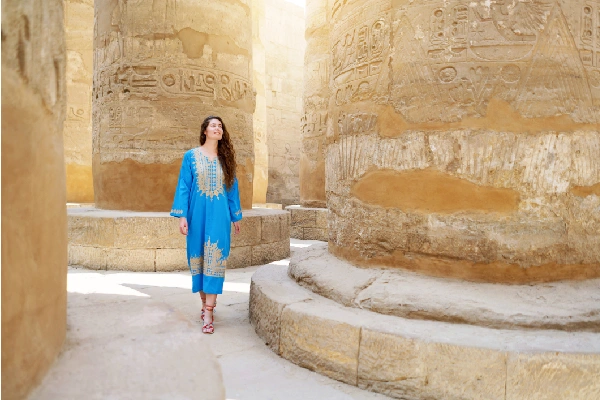 Un donna tra i complissi di Luxor, come vistirsi in egitto