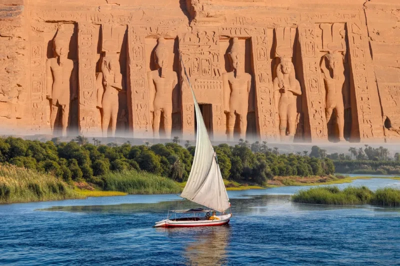 Il Nilo con barca a vela sulla strada per la parte anteriore del tempio di Abu Simbel, cosa vedere in egitto