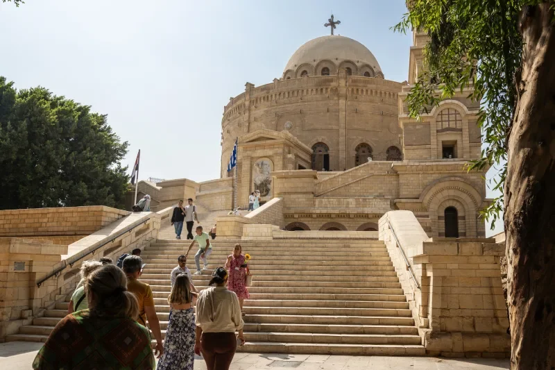 Turisti davanti alla chiesa copta ortodossa di San Giorgio nella città del Cairo, pasqua in egitto
