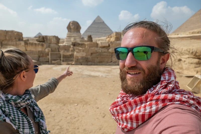 Coppia contempla le meraviglie dell'Egitto, pasqua in egitto