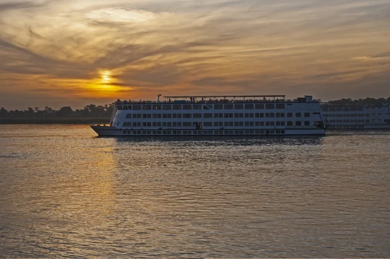 una crociera sul Nilo nel tramonto, egitto citta
