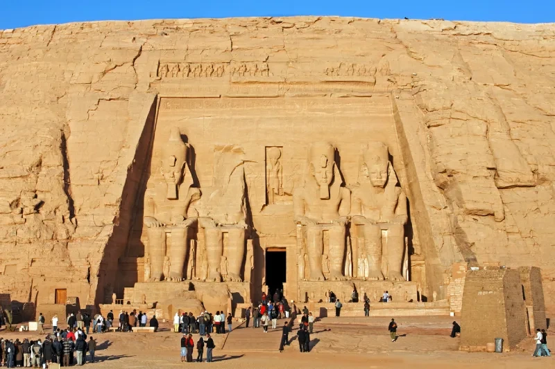 Tanti turisti davanti il tempio di Abu Simble, egitto citta