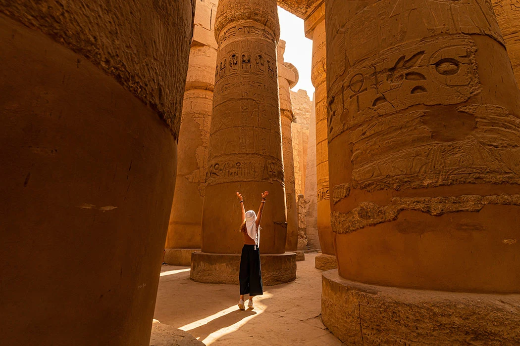 Turista en el Templo de Karnak