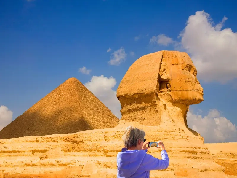 donna scatta un foto, Egitto a Febbraio